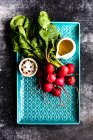 Placa de rábanos orgánicos frescos con aceite de oliva, sal y pimienta - foto de stock