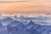 Crepúsculo sobre picos de montanhas cobertas de neve em Alpes Suíços, Suíça — Fotografia de Stock