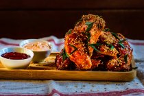 Gebratene Hühnerflügel mit Sesam, Tomatenketchup und Mayonnaise-Dip — Stockfoto