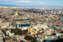 Veduta aerea del paesaggio urbano dal Monte Mtatsminda, Tbilisi, Georgia — Foto stock