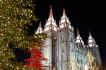 Templo Mormón iluminado por la noche, Salt Lake City, Utah, EE.UU. - foto de stock