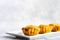 Солоні м'ясні пироги з сиром на тарілці — стокове фото