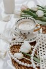 Xícara de café com tulipas e jóias na mesa, vista de perto, conceito da manhã da noiva — Fotografia de Stock