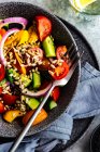 Здоровий овочевий салат з травами і насінням, поданий на бетонному столі — стокове фото
