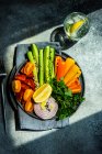 Insalata di verdure sana con erbe e semi servita sul tavolo di cemento — Foto stock