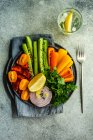 Salada de legumes saudável com ervas e sementes servidas em mesa de concreto — Fotografia de Stock