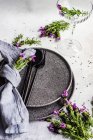 Ambiente de mesa moderna de verão com flores frescas de lavanda na mesa de concreto — Fotografia de Stock