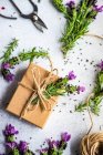 Flores de lavanda fresca en concepto de caja de regalo sobre fondo de hormigón - foto de stock