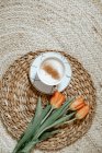 Tasse Tee mit einem Becher Kaffee auf einem Tisch. — Stockfoto