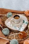 Tazza bianca e marrone con palline di tè su uno sfondo di legno — Foto stock
