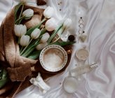 Xícara de café com tulipas e jóias na mesa, vista de perto, conceito da manhã da noiva — Fotografia de Stock