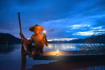 Un pescador tradicional de cormoranes trabaja en el río Khong, Nhongkhai, Tailandia. - foto de stock