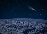 Un cometa pasa sobre un planeta estéril - foto de stock