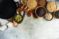 Céréales brutes et variétés de graines dans un bol sur fond de béton — Photo de stock