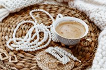 Tazza di caffè con tulipani e gioielli sul tavolo, vista da vicino, concetto di mattina sposa — Foto stock