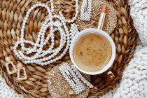 Tasse à café avec tulipes et bijoux sur la table, vue rapprochée, concept matin mariée — Photo de stock