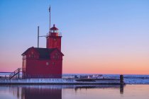 Червоний маяк у воді Балтійського моря на північному острові.. — стокове фото