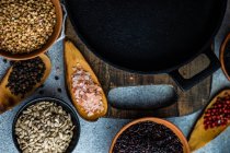 Сырое зерно и семена в миске на бетонном фоне — стоковое фото