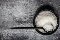 Conceito de cozinha com tempero de sal em fundo de concreto escuro — Fotografia de Stock