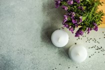 Spa y concepto de salud con flores frescas de lavanda sobre fondo de hormigón - foto de stock