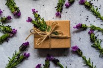Flores de lavanda fresca en concepto de caja de regalo sobre fondo de hormigón - foto de stock