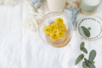 Schöne Blumen im Glas auf dem Tisch, Draufsicht — Stockfoto