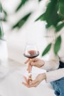 Крупним планом жінка насолоджується келихом червоного вина — стокове фото