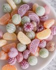 Крупный план различных конфет на тарелке — стоковое фото