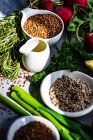 Kochkonzept mit organischen und gesunden Zutaten auf konkretem Hintergrund — Stockfoto