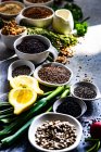 Concepto de cocina con ingredientes orgánicos y saludables sobre fondo concreto - foto de stock