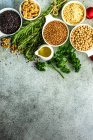 Concepto de cocina con ingredientes orgánicos y saludables sobre fondo concreto - foto de stock