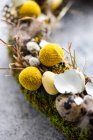 Osterflorale Komposition mit Frühlingsblumen und gefärbten Eiern — Stockfoto