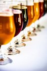 Очки с различными сортами ремесленного пива — стоковое фото