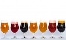 Bicchieri con diversi tipi di birre artigianali — Foto stock