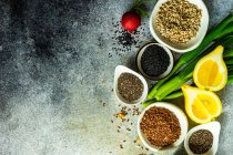 Concetto di cucina con ingredienti biologici e sani su sfondo concreto — Foto stock