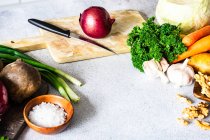 Gesunde Kochzutaten mit verschiedenen Gemüsesorten auf dem Tisch — Stockfoto