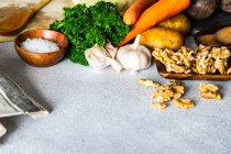 Ingredientes saludables para cocinar con variedades de verduras en la mesa - foto de stock