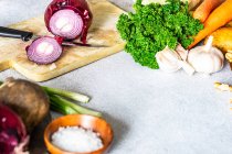 Gesunde Kochzutaten mit verschiedenen Gemüsesorten auf dem Tisch — Stockfoto