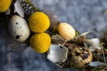 Великодня квіткова композиція з весняними квітами та кольоровими яйцями — стокове фото