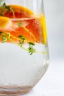 Cocktail d'été avec pamplemousse et thym comme concept de fond d'été — Photo de stock