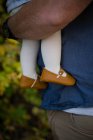 Крупный план мужчины, держащего свою маленькую дочь в лесу, Калифорния, США — стоковое фото