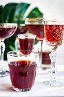 Vino rosso georgiano secco in una varietà di bicchieri di vino su sfondo concreto — Foto stock