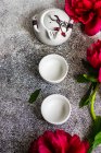 Ceremonia de té asiática decorada con flores de peonía roja - foto de stock