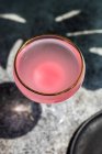 Cóctel spritz de ginebra de pomelo rosa servido en una copa en un día soleado - foto de stock
