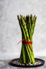 Concetto di cibo biologico con asparagi su tavolo in pietra con spazio per copiare — Foto stock