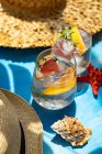 Cóctel de verano con pomelo y tomillo como concepto de fondo de verano - foto de stock