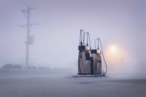 Altmodische Benzinpumpen in einer nebligen Straße im Morgengrauen, Australien — Stockfoto