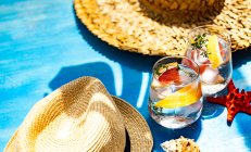 Летний коктейль с грейпфрутом и тимьяном как концепция летнего фона — стоковое фото