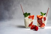 Sommer-Eis-Dessert mit Erdbeeren und Minze — Stockfoto