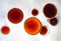 Vinho georgiano seco vermelho em uma variedade de copos de vinho no fundo de concreto — Fotografia de Stock